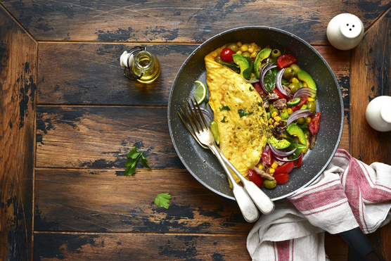 Omlettwrap zöldségekkel és füstölt sajttal Omlettwrap zöldségekkel és füstölt sajttal