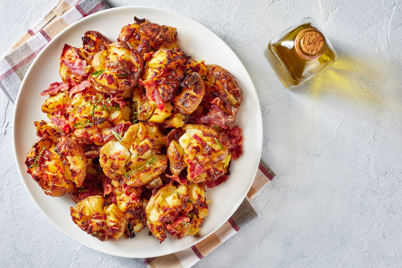 Héjában sült, tört, baconös krumpli Héjában sült, tört, baconös krumpli