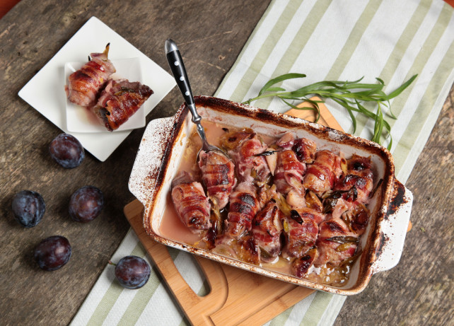 Lila hagymán sült, baconbe göngyölt karaj Lila hagymán sült, baconbe göngyölt karaj
