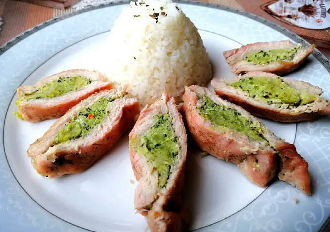 Brokkolival, sajttal töltött natúr szelet Brokkolival, sajttal töltött natúr szelet