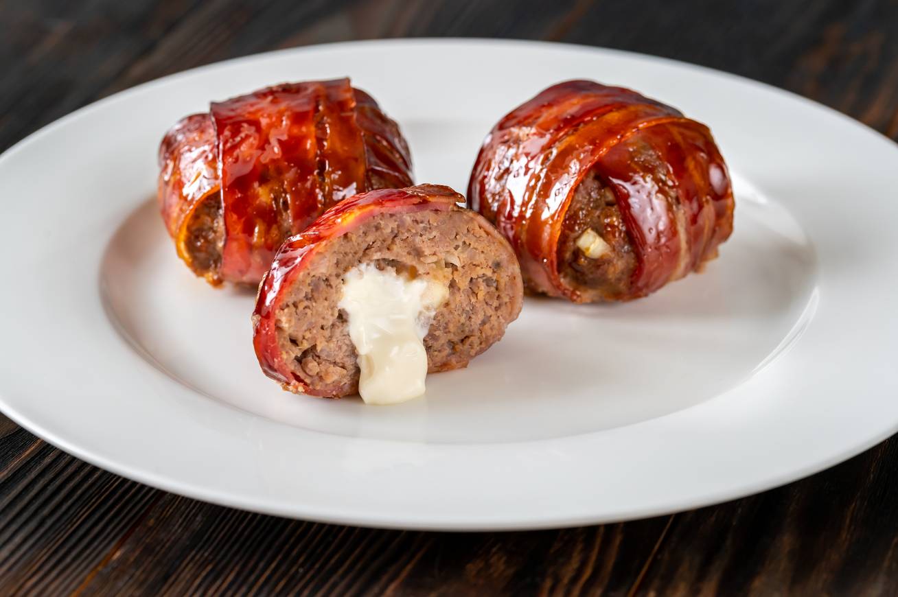 Sajtos fasírt baconbe tekerve Sajtos fasírt baconbe tekerve